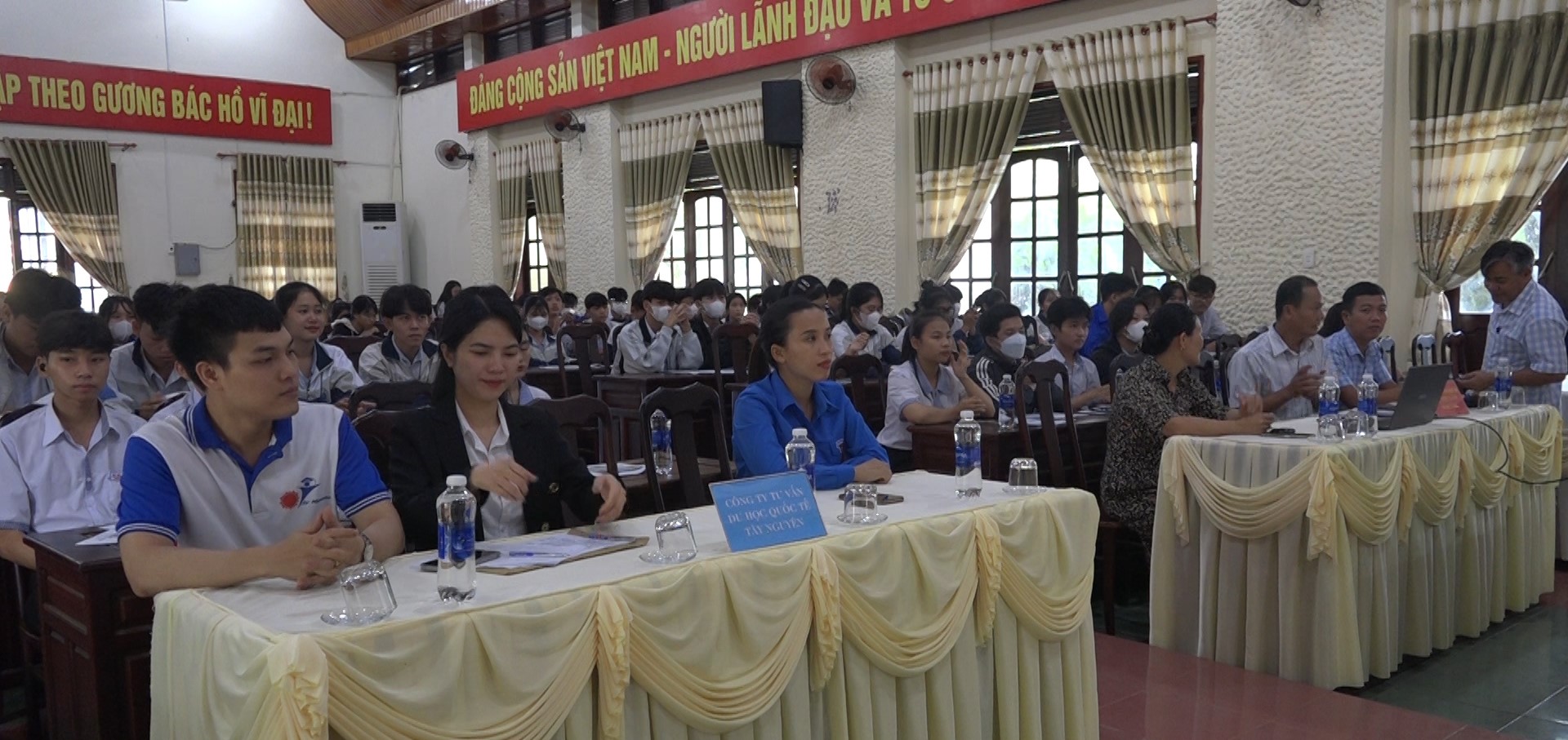 các đại biểu, học sinh và người lao động tham gia tư vấn hướng nghiệp, tư vấn việc làm và dịch vụ hỗ trợ việc làm, đi làm việc ở nước ngoài năm 2023